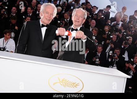 Die Regisseure Luc Dardenne (R) und Jean-Pierre Dardenne, Gewinner des Grand Prix Award für "die Art mit DEM Fahrrad", posieren während der Gewinnerfotocall der Internationalen Filmfestspiele Cannes 64th im Palais des Festivals in Cannes, Südfrankreich am 22. Mai 2011. Foto von Hahn-Nebinger-Genin/ABACAPRESS.COM Stockfoto