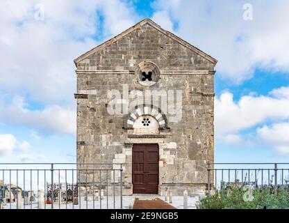 façade der romanischen 'Pieve di San Giovanni' (Kirche des heiligen Johannes) in Campiglia Marittima, Provinz Livorno, Toskana, Italien. Stockfoto