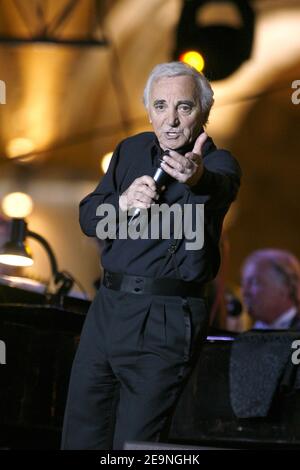 Sänger Charles Aznavour live im Konzert in Jerewan, Armenien, 30. September 2006. Foto von Thierry Orban/ABACAPRESS.COM Stockfoto