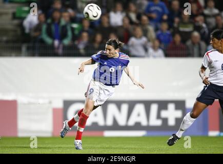 Die französische Marinette Pichon während des europäischen Qualifikationsspiels der Frauen für die China-Weltmeisterschaft 2007 am 30. September 2006 in Rennes, Frankreich. Das Spiel endete in einem Unentschieden von 1-1. Foto von Christian Liewig/ABACAPRESS.COM Stockfoto