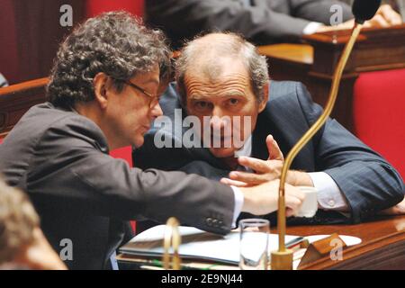 Der französische Wirtschaftsminister Thierry Breton spricht mit dem Delegierten Industrieminister Francois Loos während der wöchentlichen Fragestunde an die Regierung am 03. Oktober 2006 bei der Nationalversammlung in Paris. Foto von Christophe Guibbaud/ABACAPRESS.COM Stockfoto