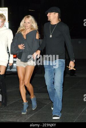 Pamela Anderson und ihr Mann Kid Rock nehmen an der Rolling Stone Magazine Party Teil, um die jährliche Hot List 20th in der Stone Rose Lounge in Los Angeles, CA, USA, am 3. Oktober 2006 zu feiern. Foto von Lionel Hahn/ABACAPRESS.COM Stockfoto