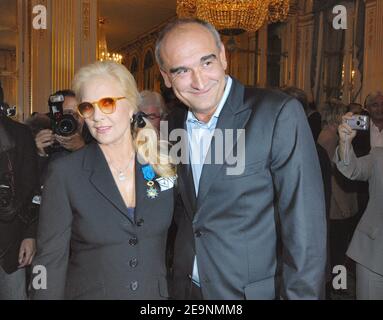 Die französische Sängerin Sylvie Vartan posiert mit Pascal Negre, CEO von Universal Music France, nachdem sie am 5. Oktober 2006 von Kulturminister Renaud Donnedieu de Vabres in seinem Ministerium in Paris, Frankreich, mit dem "insignes d'Officier dans l'Ordre national du Mrite" zum Ritter geschlagen wurde. Foto von Christophe Guibbaud/ABACAPRESS.COM Stockfoto