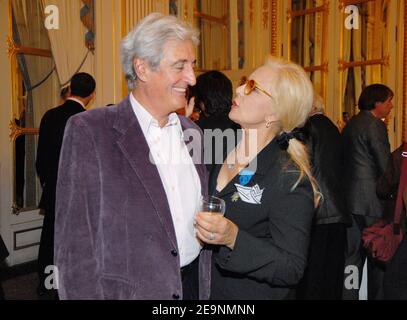 Die französische Sängerin Sylvie Vartan posiert mit dem Songschreiber und Produzenten Jean-Loup Dabadie, nachdem sie am 5. Oktober 2006 von Kulturminister Renaud Donnedieu de Vabres in Paris, Frankreich, mit dem "insignes d'Officier dans l'Ordre national du Mrite" zum Ritter geschlagen wurde. Foto von Christophe Guibbaud/ABACAPRESS.COM Stockfoto