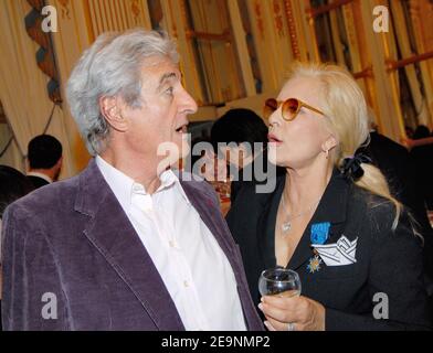 Die französische Sängerin Sylvie Vartan posiert mit dem Songschreiber und Produzenten Jean-Loup Dabadie, nachdem sie am 5. Oktober 2006 von Kulturminister Renaud Donnedieu de Vabres in Paris, Frankreich, mit dem "insignes d'Officier dans l'Ordre national du Mrite" zum Ritter geschlagen wurde. Foto von Christophe Guibbaud/ABACAPRESS.COM Stockfoto