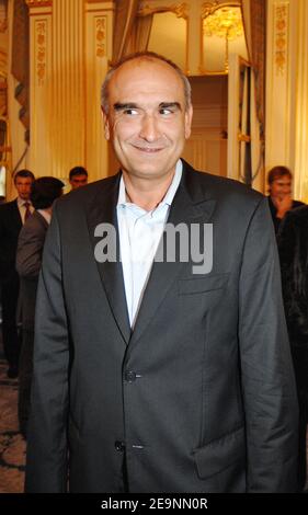 Universal Music France CEO Pascal Negre posiert nach einer Zeremonie, in der die französische Sängerin Sylvie Vartan am 5. Oktober 2006 in Paris, Frankreich, von Kulturminister Renaud Donnedieu de Vabres mit dem "insignes d'Officier dans l'Ordre national du Mrite" zum Ritter geschlagen wurde. Foto von Christophe Guibbaud/ABACAPRESS.COM Stockfoto