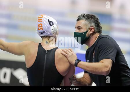 Cheftrainer M. Capanna (SIS Roma) beim SIS Roma gegen Olympiakos SF Piraeus, Waterpolo EuroLeague Frauenspiel in Roma, Italien. , . Februar 05 2021 (Foto: IPA/Sipa USA) Quelle: SIPA USA/Alamy Live News Stockfoto