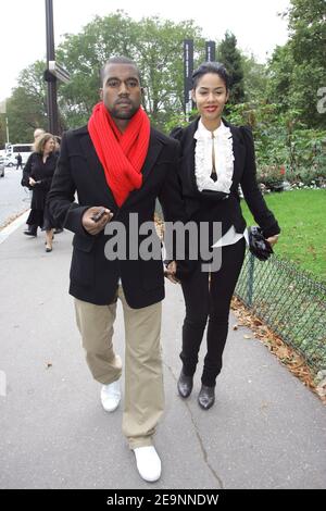 DER US-Rapper Kanye West kommt mit seiner Freundin bei der Präsentation der von Karl Lagerfeld entworfenen Chanel Spring-Summer 2007 Ready-to-Wear Kollektion am 6. Oktober 2006 im Grand Palais Paris, Frankreich, an. Foto von ABACAPRESS.COM Stockfoto