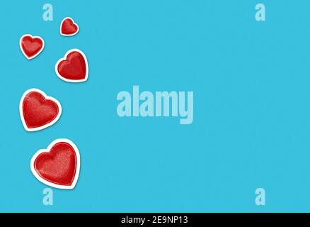 Valentinstag Hintergrund mit roten Herz-Form Ausschnitte auf hellblauem Hintergrund mit viel Platz zum Kopieren. Magazin Collage Stil Liebe Banner Stockfoto
