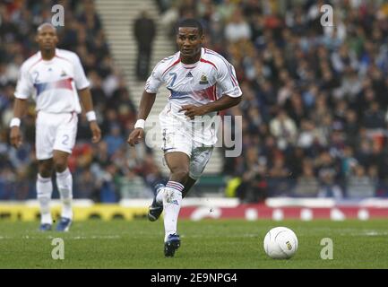 Der französische Florent Malouda in Aktion während des UEFA European Cup Gruppe B Qualifying Match 2008 Schottland gegen Frankreich im Hampden Park in Glasgow, Großbritannien am 7. Oktober 2006. Schottland gewann 1-0. Foto von Christian Liewig/ABACAPRESS.COM Stockfoto