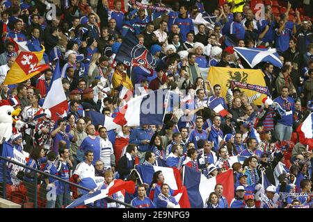 Frankreichs Fans während des UEFA European Cup Qualifying-Spiels der Gruppe B 2008 Schottland gegen Frankreich im Hampden Park in Glasgow, Großbritannien am 7. Oktober 2006. Schottland gewann 1-0. Foto von Christian Liewig/ABACAPRESS.COM Stockfoto