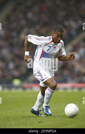 Der französische Florent Malouda in Aktion während des UEFA European Cup Gruppe B Qualifying Match 2008 Schottland gegen Frankreich im Hampden Park in Glasgow, Großbritannien am 7. Oktober 2006. Schottland gewann 1-0. Foto von Christian Liewig/ABACAPRESS.COM Stockfoto