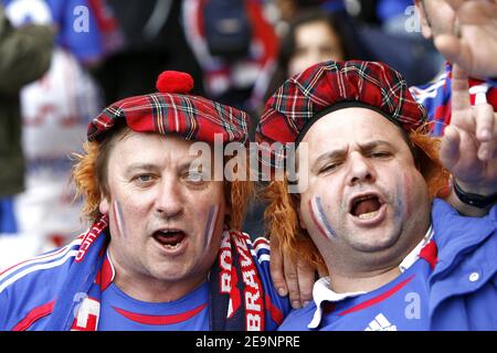 Frankreichs Fans während des UEFA European Cup Qualifying-Spiels der Gruppe B 2008 Schottland gegen Frankreich im Hampden Park in Glasgow, Großbritannien am 7. Oktober 2006. Schottland gewann 1-0. Foto von Christian Liewig/Cameleon/ABACAPRESS.COM 0 Stockfoto