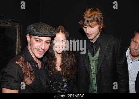 Demi Moore und Ashton Kutcher posieren mit John Galliano die Präsentation des britischen Designers John Galliano Spring-Summer 2007 Ready-to-Wear Kollektion fand am 7. Oktober 2006 in der 'Carreau du Temple' in Paris, Frankreich statt. Foto von ABACAPRESS.COM Stockfoto