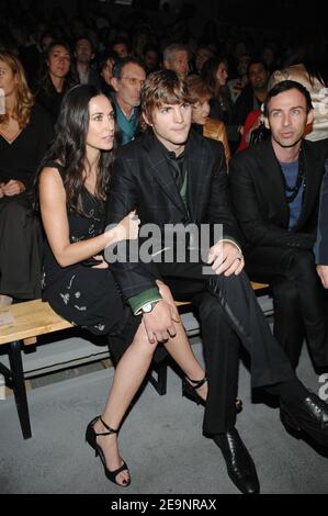 Demi Moore und Ashton Kutcher saßen auf der Vorderseite, um die Ready-to-Wear-Kollektion des britischen Designers John Galliano Frühjahr/Sommer 2007 zu präsentieren, die am 7. Oktober 2006 in der 'Carreau du Temple' in Paris, Frankreich, stattfand. Foto von ABACAPRESS.COM Stockfoto