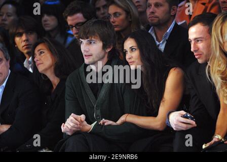 Demi Moore und Ashton Kutcher saßen auf der Vorderseite, um die Ready-to-Wear-Kollektion des britischen Designers John Galliano Frühjahr/Sommer 2007 zu präsentieren, die am 7. Oktober 2006 in der 'Carreau du Temple' in Paris, Frankreich, stattfand. Foto von ABACAPRESS.COM Stockfoto