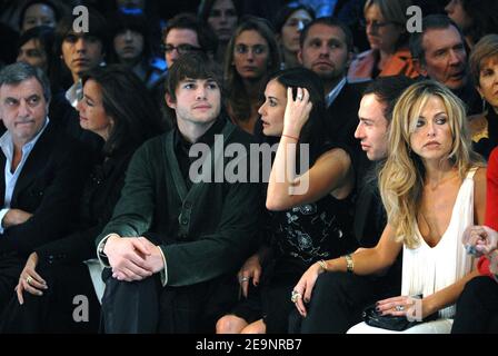 Demi Moore und Ashton Kutcher saßen auf der Vorderseite, um die Ready-to-Wear-Kollektion des britischen Designers John Galliano Frühjahr/Sommer 2007 zu präsentieren, die am 7. Oktober 2006 in der 'Carreau du Temple' in Paris, Frankreich, stattfand. Foto von ABACAPRESS.COM Stockfoto