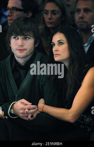 Demi Moore und Ashton Kutcher saßen auf der Vorderseite, um die Ready-to-Wear-Kollektion des britischen Designers John Galliano Frühjahr/Sommer 2007 zu präsentieren, die am 7. Oktober 2006 in der 'Carreau du Temple' in Paris, Frankreich, stattfand. Foto von ABACAPRESS.COM Stockfoto