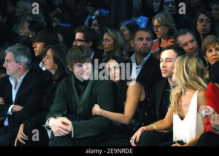 Demi Moore und Ashton Kutcher saßen auf der Vorderseite, um die Ready-to-Wear-Kollektion des britischen Designers John Galliano Frühjahr/Sommer 2007 zu präsentieren, die am 7. Oktober 2006 in der 'Carreau du Temple' in Paris, Frankreich, stattfand. Foto von ABACAPRESS.COM Stockfoto