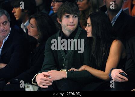 Demi Moore und Ashton Kutcher saßen auf der Vorderseite, um die Ready-to-Wear-Kollektion des britischen Designers John Galliano Frühjahr/Sommer 2007 zu präsentieren, die am 7. Oktober 2006 in der 'Carreau du Temple' in Paris, Frankreich, stattfand. Foto von ABACAPRESS.COM Stockfoto