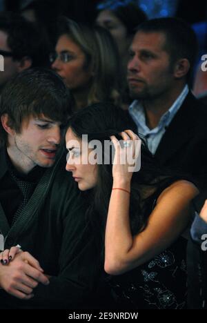 Demi Moore und Ashton Kutcher saßen auf der Vorderseite, um die Ready-to-Wear-Kollektion des britischen Designers John Galliano Frühjahr/Sommer 2007 zu präsentieren, die am 7. Oktober 2006 in der 'Carreau du Temple' in Paris, Frankreich, stattfand. Foto von ABACAPRESS.COM Stockfoto