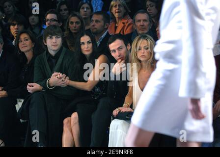 Demi Moore und Ashton Kutcher saßen auf der Vorderseite, um die Ready-to-Wear-Kollektion des britischen Designers John Galliano Frühjahr/Sommer 2007 zu präsentieren, die am 7. Oktober 2006 in der 'Carreau du Temple' in Paris, Frankreich, stattfand. Foto von ABACAPRESS.COM Stockfoto