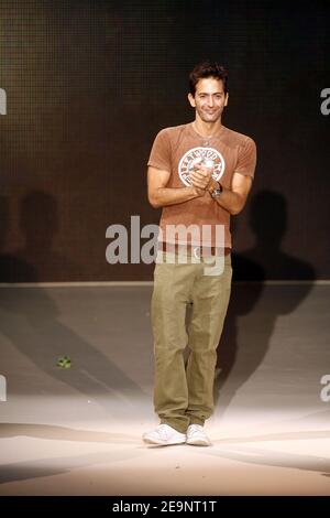 Modedesigner Marc Jacobs präsentiert am 8. Oktober 2006 in Paris, Frankreich, das Louis Vuitton Ready-to-Wear 2007 Spring-Summer. Foto von Khayat-Nebinger-Orban-Taamallah/ABACAPRESS.COM Stockfoto