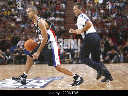 Tony Parker von San Antonio Spurs während eines Ausstellungsspiel im Bercy Stadium in Paris, Frankreich am 8. Oktober 2006. San Antonio Spurs ist in Paris als Teil der NBA Europe Live Tour, eine Werbeveranstaltung, die vier NBA-Teams, die Sonnen, die Philadelphia 76ers, die Los Angeles Clippers und die San Antonio Spurs nach Europa gebracht. Spurs gewann 97-84. Foto von Christian Liewig/ABACAPRESS.COM Stockfoto