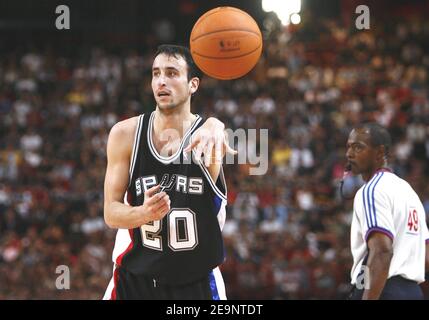 San Antonio Spurs' Manu Ginobili während eines Ausstellungsspiel im Bercy Stadium in Paris, Frankreich am 8. Oktober 2006. San Antonio Spurs ist in Paris als Teil der NBA Europe Live Tour, eine Werbeveranstaltung, die vier NBA-Teams, die Sonnen, die Philadelphia 76ers, die Los Angeles Clippers und die San Antonio Spurs nach Europa gebracht. Spurs gewann 97-84. Foto von Christian Liewig/ABACAPRESS.COM Stockfoto