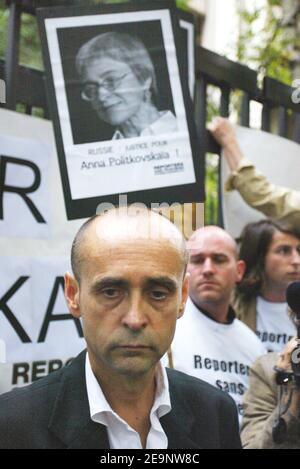 Hommage an Anna Politkovskaia, russische Journalistin, die am 9. Oktober 2006 in ihrem Haus in Moskau vor der russischen Botschaft in Paris, Frankreich, ermordet wurde. Foto von Thibault Camus/ABACAPRESS.COM Stockfoto