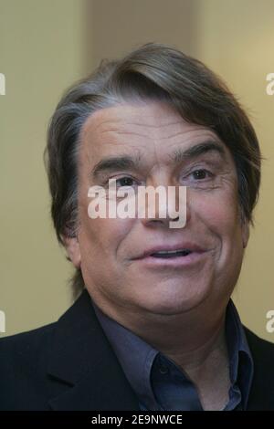 Der ehemalige Geschäftsmann Bernard Tapie hält am 10. Oktober 2006 eine Pressekonferenz im Royal Monceau Hotel in Paris, Frankreich. Gestern hat das französische Berufungsgericht eine Zuteilung in Höhe von 135 Millionen Euro (um $170M) an Tapie nach angeblichen Unregelmäßigkeiten beim Verkauf seines Adidas-Sportartikelimperiums an eine nationalisierte französische Bank abgelehnt. "Ich bin bereit zu kämpfen und werde den ganzen Weg zurück zum Gericht gehen", sagte Tapie den Medien. Foto von Mousse/ABACAPRESS.COM Stockfoto