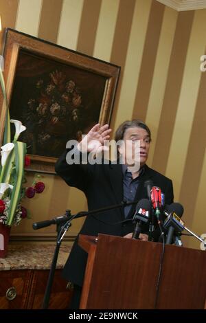 Der ehemalige Geschäftsmann Bernard Tapie hält am 10. Oktober 2006 eine Pressekonferenz im Royal Monceau Hotel in Paris, Frankreich. Gestern hat das französische Berufungsgericht eine Zuteilung in Höhe von 135 Millionen Euro (um $170M) an Tapie nach angeblichen Unregelmäßigkeiten beim Verkauf seines Adidas-Sportartikelimperiums an eine nationalisierte französische Bank abgelehnt. "Ich bin bereit zu kämpfen und werde den ganzen Weg zurück zum Gericht gehen", sagte Tapie den Medien. Foto von Mousse/ABACAPRESS.COM Stockfoto