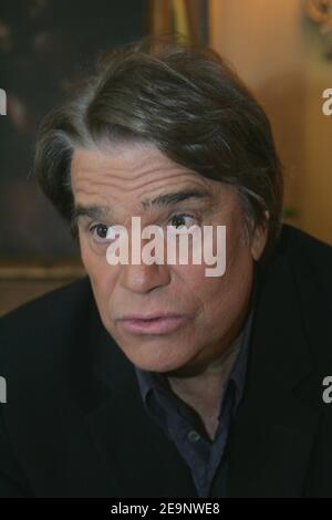 Der ehemalige Geschäftsmann Bernard Tapie hält am 10. Oktober 2006 eine Pressekonferenz im Royal Monceau Hotel in Paris, Frankreich. Gestern hat das französische Berufungsgericht eine Zuteilung in Höhe von 135 Millionen Euro (um $170M) an Tapie nach angeblichen Unregelmäßigkeiten beim Verkauf seines Adidas-Sportartikelimperiums an eine nationalisierte französische Bank abgelehnt. "Ich bin bereit zu kämpfen und werde den ganzen Weg zurück zum Gericht gehen", sagte Tapie den Medien. Foto von Mousse/ABACAPRESS.COM Stockfoto