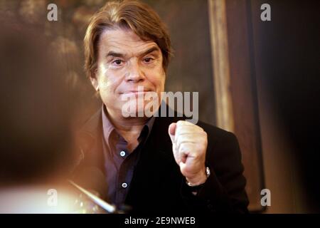Der ehemalige Geschäftsmann Bernard Tapie hält am 10. Oktober 2006 eine Pressekonferenz im Royal Monceau Hotel in Paris, Frankreich. Gestern hat das französische Berufungsgericht eine Zuteilung in Höhe von 135 Millionen Euro (um $170M) an Tapie nach angeblichen Unregelmäßigkeiten beim Verkauf seines Adidas-Sportartikelimperiums an eine nationalisierte französische Bank abgelehnt. "Ich bin bereit zu kämpfen und werde den ganzen Weg zurück zum Gericht gehen", sagte Tapie den Medien. Foto von Mousse/ABACAPRESS.COM Stockfoto