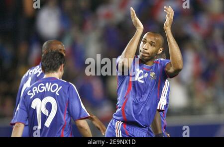 Frankreichs Thierry Henry applaudiert den Fans während des UEFA European Cup Gruppe B Qualifying Match 2008 France vs Feroe Islands im Stade Bonal, in Montbeliard, Frankreich am 11. Oktober 2006. Frankreich gewann 5-0. Foto von Christian Liewig/ABACAPRESS.COM Stockfoto