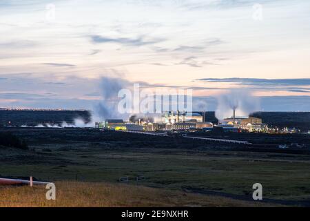 Das geothermische Kraftwerk von Svartsengi auf der Halbinsel Reykjanes In Island Stockfoto