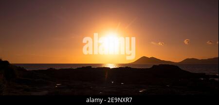 Europa, Spanien, Galizien, Porto do Son, Sonnenuntergang über der Felsenküste bei Praia de Fonforron Stockfoto