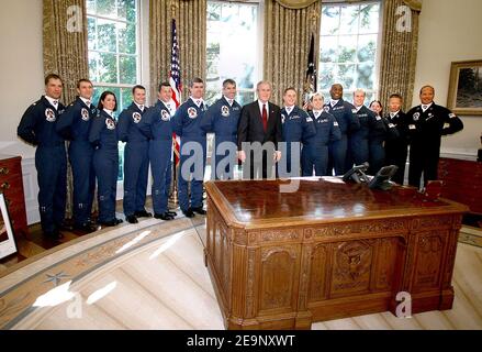 Präsident George W. Bush posiert mit Mitgliedern der United States Air Force Thunderbirds im Oval Office, am 11 2006. Oktober, in Washington, DC, USA. Foto von Olivier Douliery/ABACAPRESS.COM Stockfoto