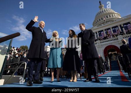 US-Präsident Joe Biden, zusammen mit First Lady Dr. Jill Biden, Ashley Biden und Hunter Biden, wird während der Präsidentenfeierlichkeiten 59th im US-Kapitolgebäude am 20. Januar 2021 in Washington, DC vom Obersten Gerichtshof John Roberts als Präsident der Vereinigten Staaten vereidigt. Stockfoto