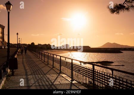 Europa, Spanien, Galizien, Porto do Son, Stranduntergang von der Promenade Stockfoto