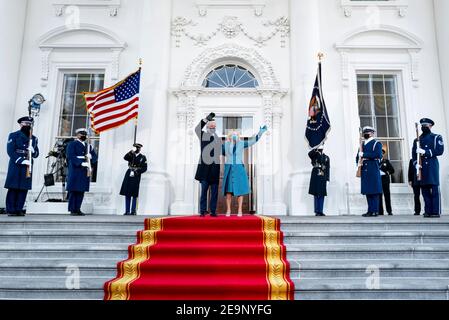 US-Präsident Joe Biden und First Lady Dr. Jill Biden winken aus dem Nordportal des Weißen Hauses nach der Parade zum Tag der Einweihung am 20. Januar 2021 in Washington, DC. Stockfoto