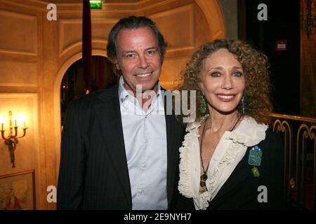 Der französische Sänger und Schauspieler Michel Leeb und die Schauspielerin Marisa Berenson posieren während der Preisverleihung "Jean Gabin" und "Romy Schneider" 2006, die am 16. Oktober 2006 im Restaurant von Fouquet in Paris, Frankreich, stattfand. Foto von Benoit Pinguet/ABACAPRESS.COM Stockfoto