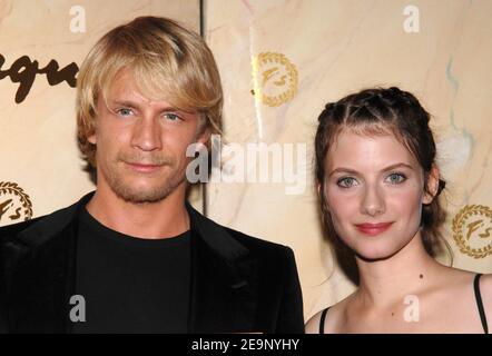 Die Gewinner der 2006 'Jean Gabin' & 'Romy Schneider' Awards die französische Schauspielerin Melanie Laurent und der belgische Schauspieler Jeremie Renier posieren für Bilder während der Zeremonie im Fouquet's Restaurant in Paris, Frankreich, am 16. Oktober 2006. Foto von Nicolas Khayat/ABACAPRESS.COM Stockfoto