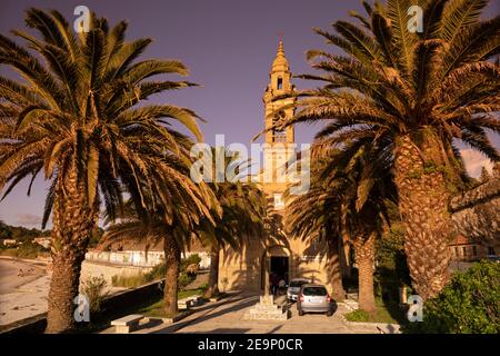 Europa, Spanien, Galicien, Porto do Son, Iglesia de San Vicente de Noal bei Sonnenuntergang Stockfoto