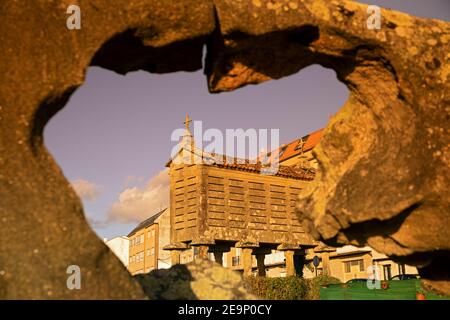 Europa, Spanien, Galizien, Porto do Son, erhaltener Stein Hórreo (galicisches Getreidehaus), eingerahmt von altem keltischem Stein Stockfoto