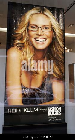 Eine neue Werbekampagne mit dem deutschen Topmodel Heidi Klum wird am 19. Oktober 2006 im Laden "Lens Crafters" auf der Fifth Avenue in New York, NY, gezeigt. Foto von CAU-Guerin/ABACAPRESS.COM Stockfoto