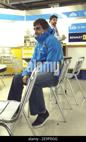 Spaniens Formel-1-Fahrer Fernando Alonso nach einer Pressekonferenz vor dem brasilianischen Formel-1-Grand-Prix am 19. Oktober 2006 in Sao Paulo, Brasilien. Foto von Christophe Guibbaud/Cameleon/ABACAPRESS.COM Stockfoto