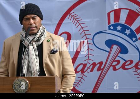 New York, USA. Februar 2021, 05th. Der ehemalige New Yorker Yankees Pitcher Mariano Rivera spricht auf einer Pressekonferenz zur Eröffnung einer Impfstelle im Yankee Stadium im Bronx-Bezirk von New York City, NY, am 5. Februar 2021. Die Impfstelle des Yankee Stadions wird nur den Bewohnern der Bronx dienen, um unterversorgte Minderheitengemeinschaften, die überproportional von der COVID-19-Pandemie betroffen sind, zu priorisieren. (Foto von Anthony Behar/Sipa USA) Quelle: SIPA USA/Alamy Live News Stockfoto