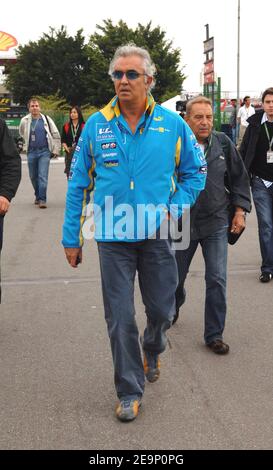Renault F1 Teamchef, Italiener Flavio Briatore kommt am 20. Oktober 2006 im Fahrerlager auf der Rennstrecke in Interlagos bei Sao Paulo Brasilien an. Der Grand Prix von Brasilien F1 findet am Sonntag, den 22. Oktober statt. Foto von Christophe Guibbaud/Cameleon/ABACAPRESS.COM Stockfoto