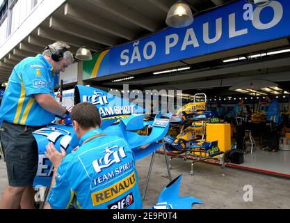 Atmosphäre in den Ständen auf der Rennstrecke in Interlagos bei Sao Paulo Brasilien am 20. Oktober 2006. Der Grand Prix von Brasilien F1 findet am Sonntag, den 22. Oktober statt. Foto von Christophe Guibbaud/Cameleon/ABACAPRESS.COM Stockfoto